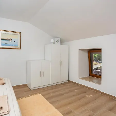 2 Bedroom Gorgeous In Dubasnica Ferienhaus *