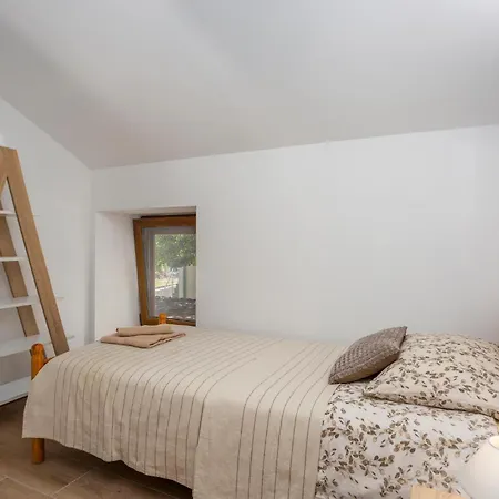 2 Bedroom Gorgeous In Dubasnica Ferienhaus