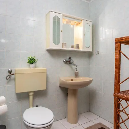 2 Bedroom Gorgeous In Dubasnica Ferienhaus *