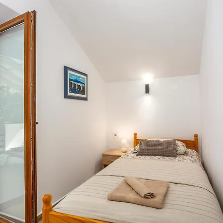 2 Bedroom Gorgeous In Dubasnica